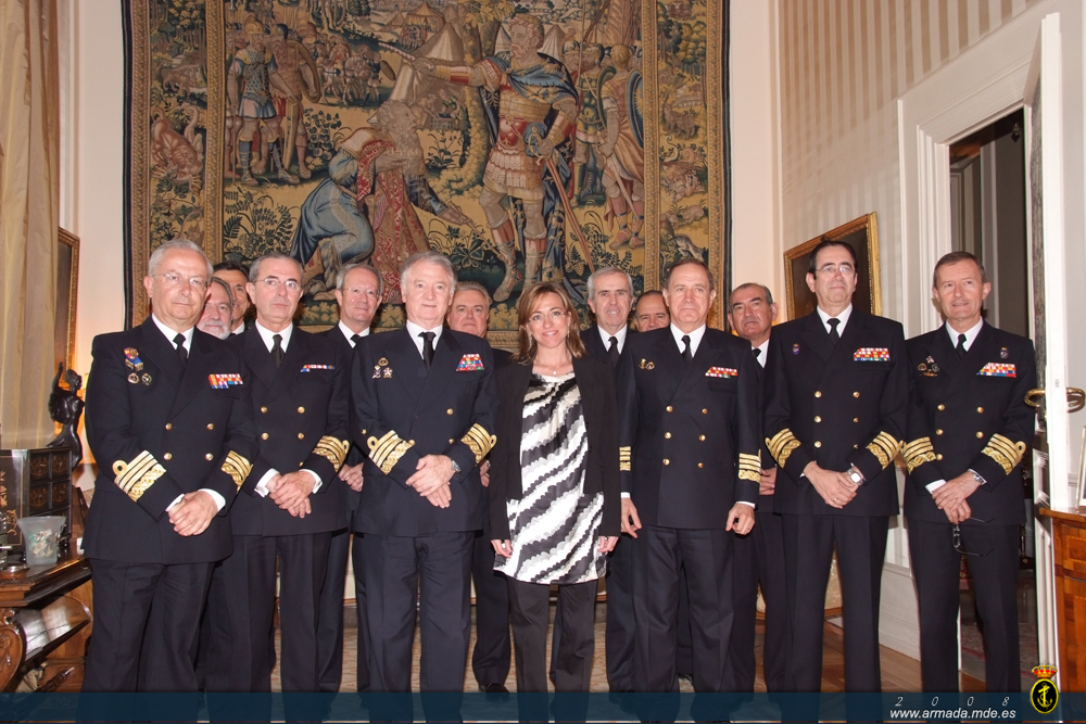 La ministra de Defensa con los componentes del Consejo Superior de la Armada
